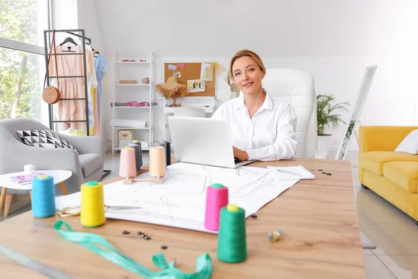 Stilista Femminile Che Lavora Studio — Foto Stock