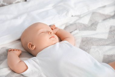 Evdeki yatakta uyuyan tatlı bir bebek.