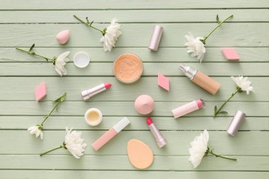 Ahşap arka planda kozmetik ve bahar çiçekleri
