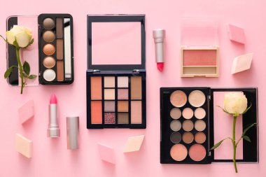 Renk arka planında kozmetik ürünleri ve bahar çiçekleriyle kompozisyon