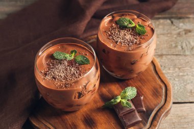 Tatlı çikolatalı tatlı masada.