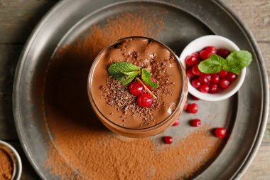 Tatlı çikolatalı tatlı masada.