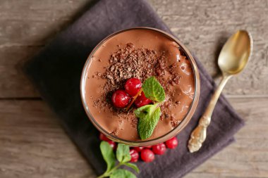 Tatlı çikolatalı tatlı masada.