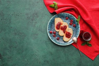 Renkli ahududu reçelli tostlar