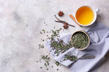 Grunge arkaplanda yeşil çay ile kompozisyon