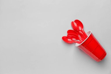 Plastik kaşıklar ve arka planda bardak