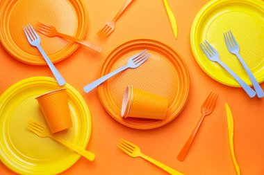 Renk arkaplanı üzerine plastik tablo takımı