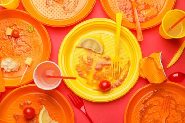 Renk arkaplanında kirli plastik tablo takımı