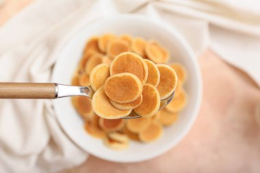 Renkli arka planda lezzetli gözlemeli kaşık, yakın plan.