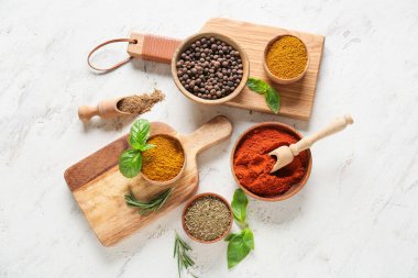 Arkaplanda farklı baharatlar bulunan kaseler