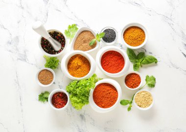 Arkaplanda farklı baharatlar bulunan kaseler