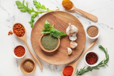 Arka planda farklı baharatlar olan kaseler ve kaşıklar