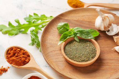 Arka planda farklı baharatlar olan kase ve kaşıklar, yakın plan.