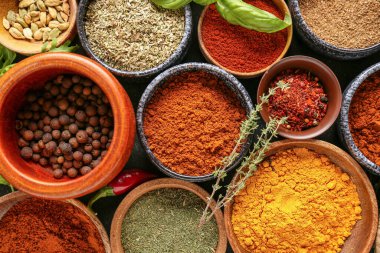 Farklı baharatlı kaseler, yakın plan.