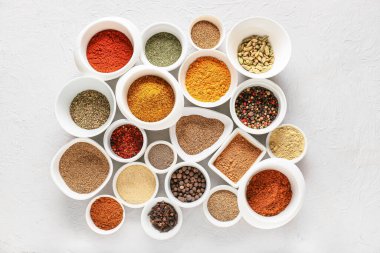Arkaplanda farklı baharatlar bulunan kaseler