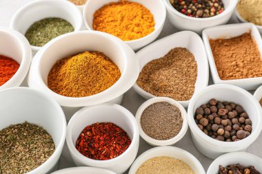 Arka planda farklı baharatlar olan kaseler, yakın plan