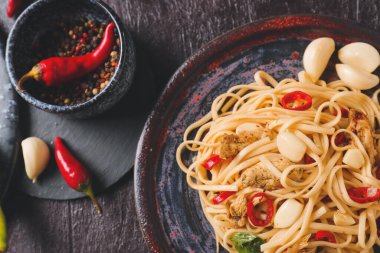 Lezzetli erişteli tabak, arka planda tavuk ve sarımsak, yakın plan.