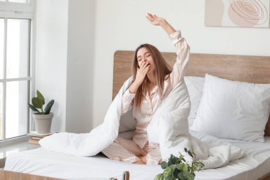 Yatakta güzel genç bir bayanın sabahı