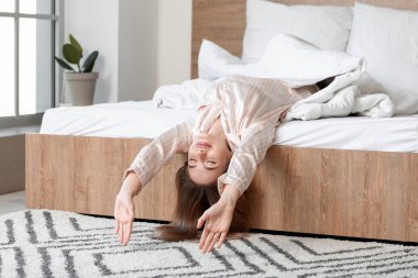 Yatakta güzel genç bir bayanın sabahı