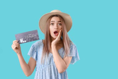 Renkli arka planda hediye çeki olan genç bir kadın.