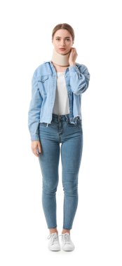 Boyun kısmında beyaz arka planda tasması olan genç bir kadın.