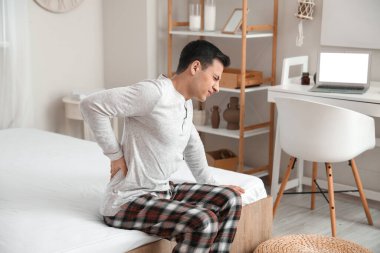 Genç adam rahatsız edici yatak yüzünden sabahları sırt ağrısı çekiyor.