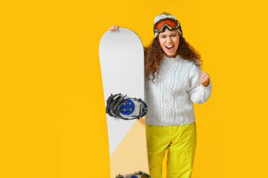 Renkli arka planda agresif kadın snowboardcu