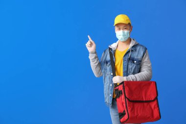 Yemek dağıtım servisi, renk arkaplanındaki bir şeyi işaret ediyor.