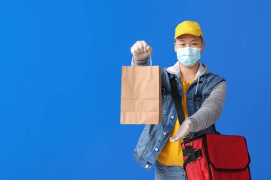 Renk arkaplanındaki yemek dağıtım servisi kuryesi