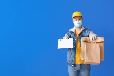 Renk arkaplanındaki yemek dağıtım servisi kuryesi