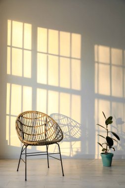 Modern oturma odasının içindeki hasır sandalye.
