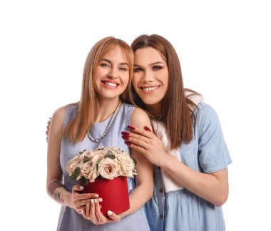 Beyaz arka planda çiçekleri olan genç bir transseksüel çift. Sevgililer Günü kutlaması