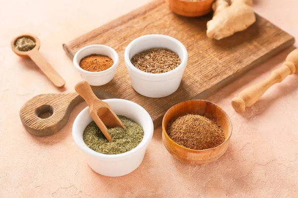 Renkli arka planda farklı baharatlı kase ve kepçeler