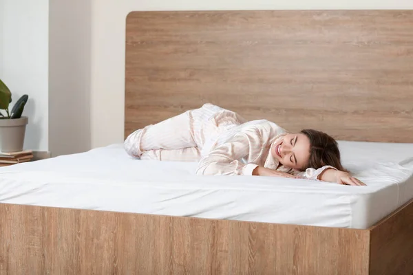 Güzel Genç Bir Bayanın Yumuşak Yatağıyla Yattığı Bir Sabah — Stok fotoğraf