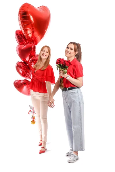 白い背景に花や気球を持つ若いトランスジェンダーのカップル バレンタインデーのお祝い — ストック写真