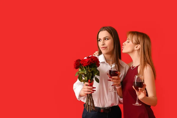 ワインと花のグラスを背景にした若いトランスジェンダーのカップル バレンタインデーのお祝い — ストック写真