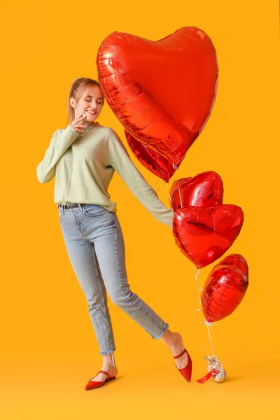 カラーの背景に気球と美しい若い女性 バレンタインデーのお祝い — ストック写真