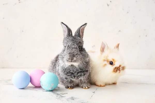 Cute Rabbits Easter Eggs Light Background — Stock Photo, Image