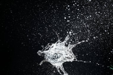 Koyu arkaplanda su sıçraması