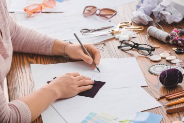 Stüdyoda çalışan kadın moda tasarımcısı, yakın plan.