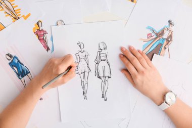 Stüdyoda çalışan kadın moda tasarımcısı, yakın plan.