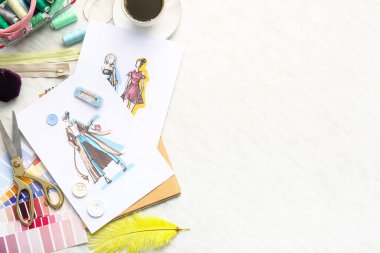 Açık arkaplanda çizimleri olan moda tasarımcısı çalışma yeri