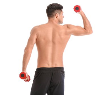 Beyaz arka planda dambılları olan sportif genç adam eğitimi.