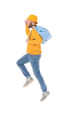 Beyaz arka planda zıplayan erkek öğrenci