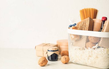 Hafif arka planda ürünleri olan hediye sepeti.