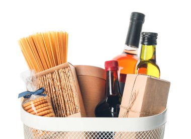 Beyaz arka planda ürünleri olan hediye sepeti