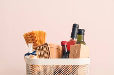 Renkli arka planda ürünleri olan hediye sepeti