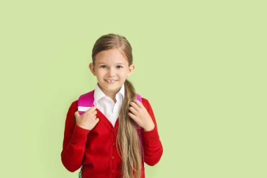 Renkli arka planda küçük liseli kız