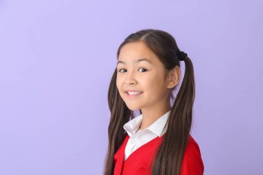 Renkli arka planda küçük liseli kız