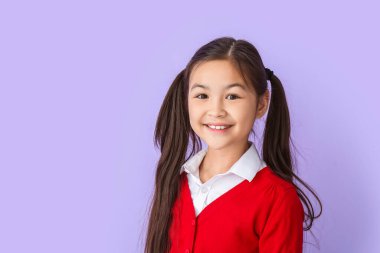 Renkli arka planda küçük liseli kız